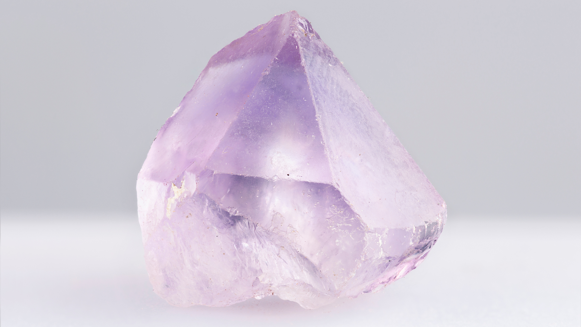 Entdecken Sie Amethyst: Von seiner Geschichte bis zum funkelnden Schmuck