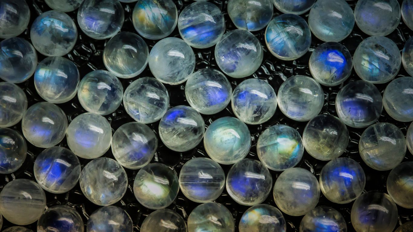 Regenbogenmondstein: Alles Wissenswerte von Eigenschaften bis Kaufberatung