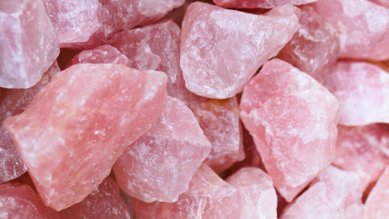 Alles über Rosenquarz: Herkunft, Wirkung und Verwendung im Schmuckbereich