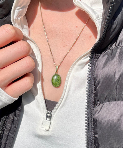 Chromdiopsid Cabochon Kettenanhänger