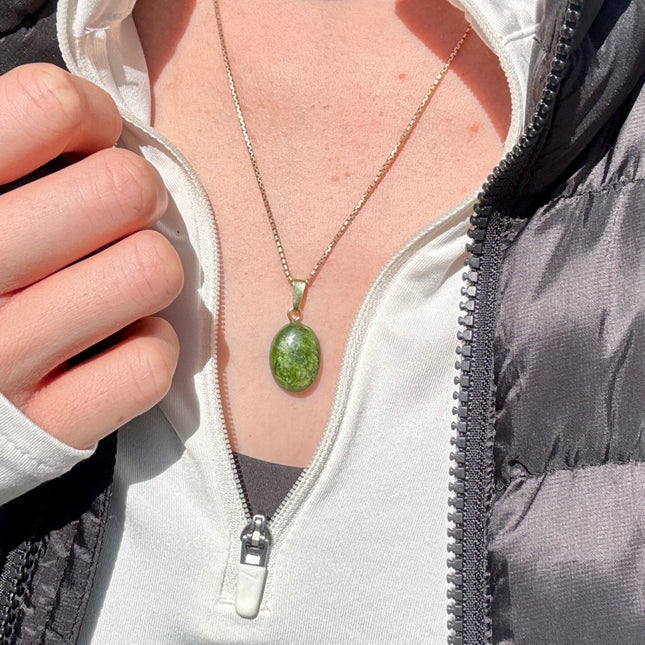 Chromdiopsid Cabochon Kettenanhänger