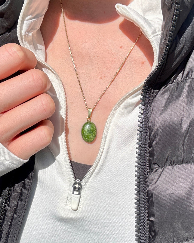 Chromdiopsid Cabochon Kettenanhänger