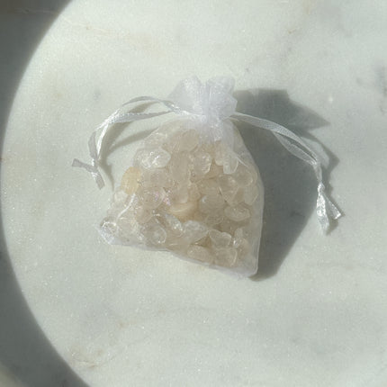Bergkristall Chips zum Aufladen von Edelsteinen