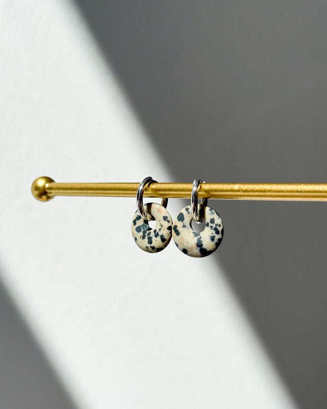 Dalmatiner Donut Ohrringe – mit Hoop in Silber oder Gold
