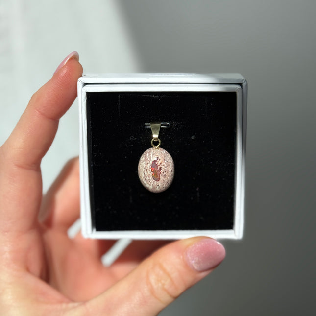 Opal (Feueropal) Cabochon Kettenanhänger (UNIKAT)
