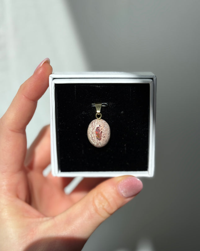 Opal (Feueropal) Cabochon Kettenanhänger (UNIKAT)