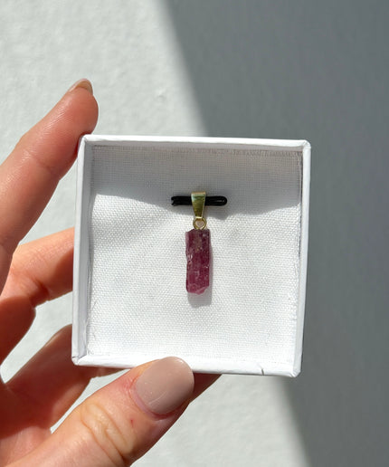 Roter Turmalin (Rubellit) - Rohstein Kettenanhänger