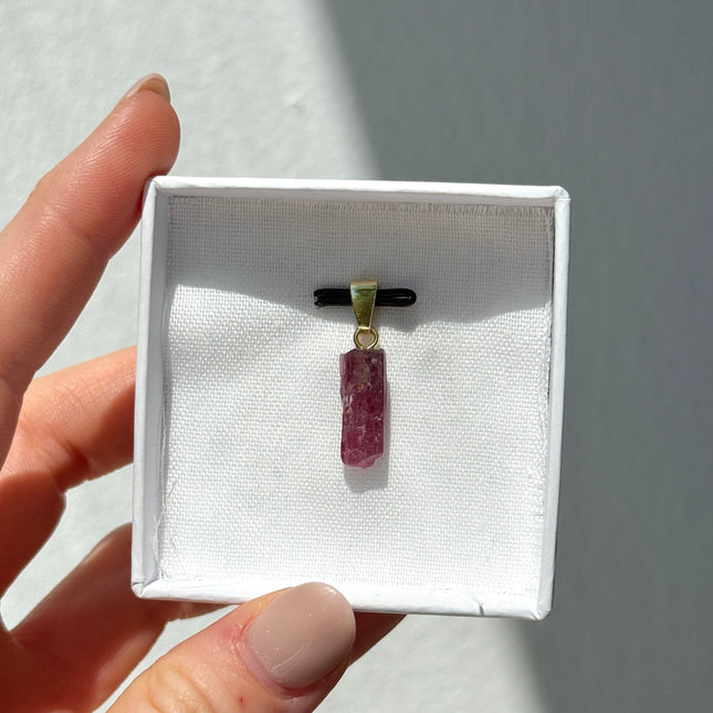 Roter Turmalin (Rubellit) - Rohstein Kettenanhänger