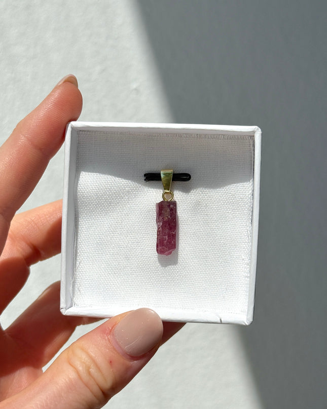 Roter Turmalin (Rubellit) - Rohstein Kettenanhänger