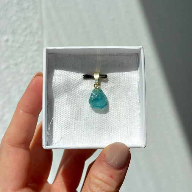 Blauer Turmalin (Indigolith)- Rohstein Kettenanhänger