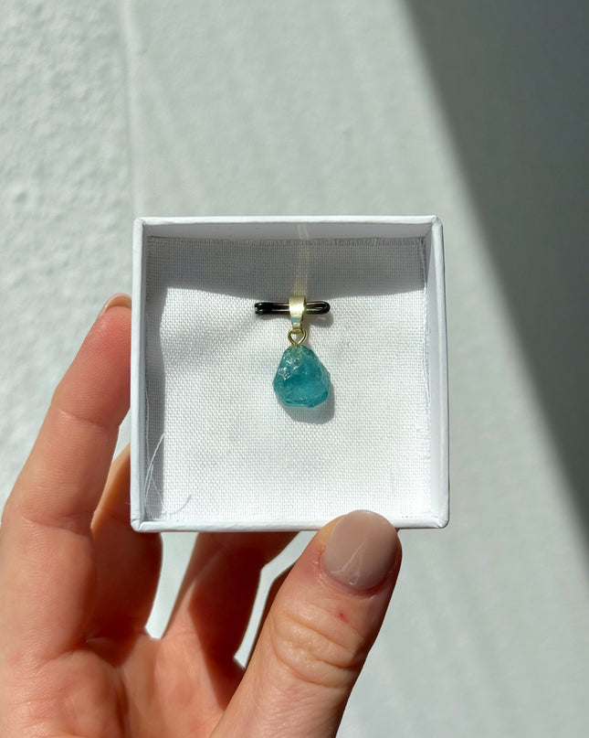 Blauer Turmalin (Indigolith)- Rohstein Kettenanhänger