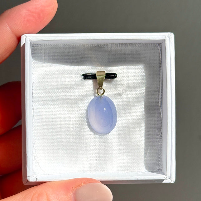 Blue Lace Agate (Blauer Chalcedon) Cabochon Kettenanhänger