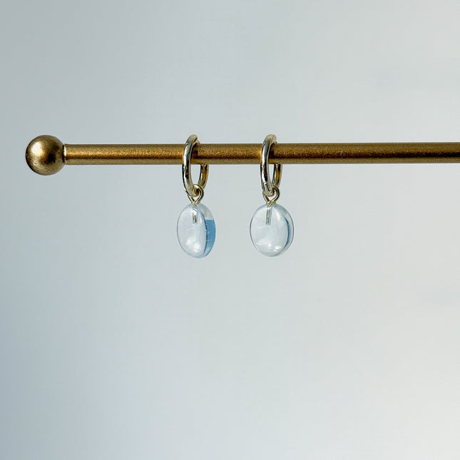 blauer Mondstein Cabochon Ohrringe – mit Hoop vergoldet