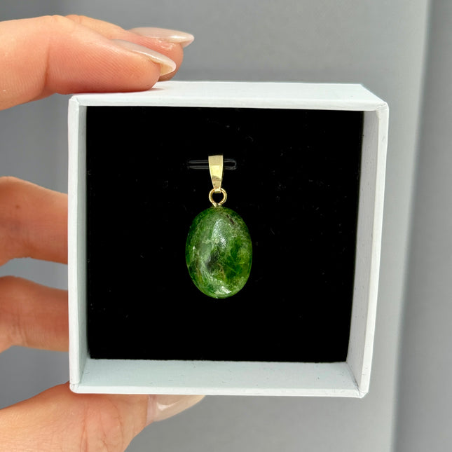 Chromdiopsid Cabochon Kettenanhänger