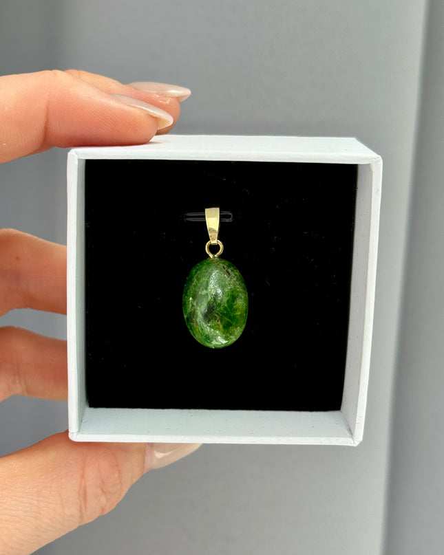 Chromdiopsid Cabochon Kettenanhänger