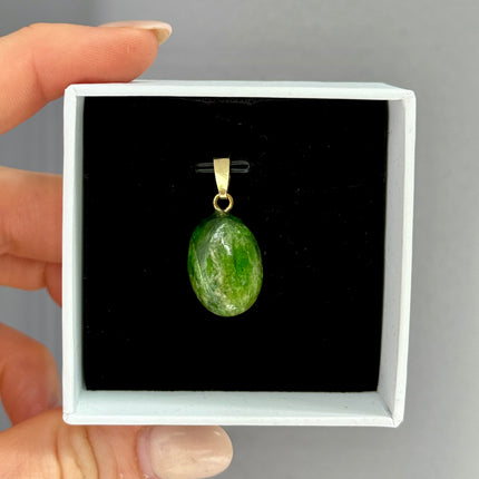 Chromdiopsid Cabochon Kettenanhänger