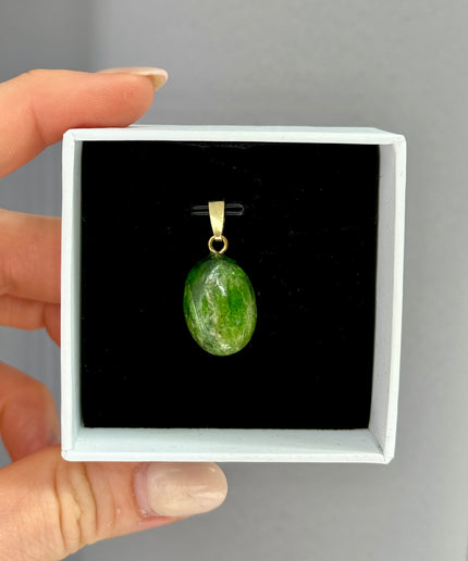 Chromdiopsid Cabochon Kettenanhänger