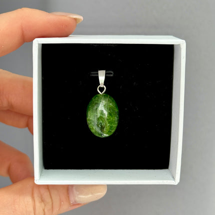 Chromdiopsid Cabochon Kettenanhänger