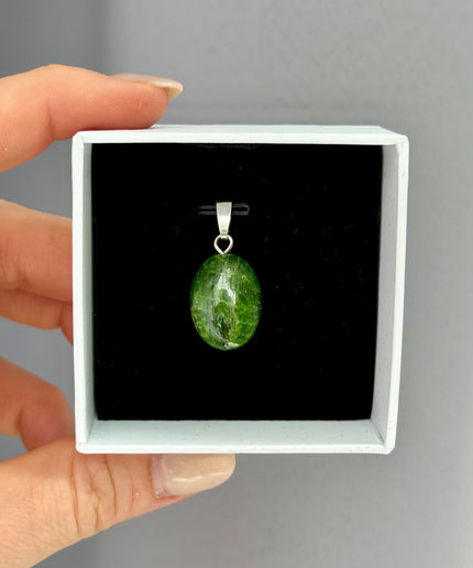 Chromdiopsid Cabochon Kettenanhänger