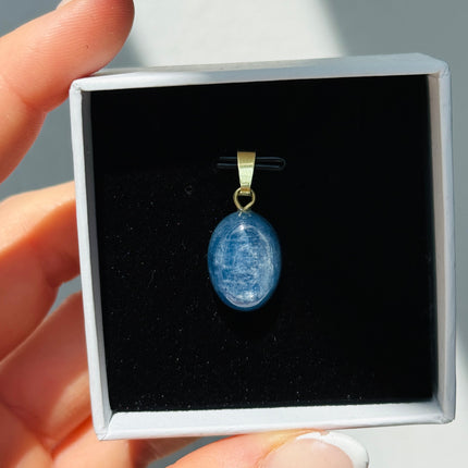 Disthen (Kyanit) Cabochon Kettenanhänger