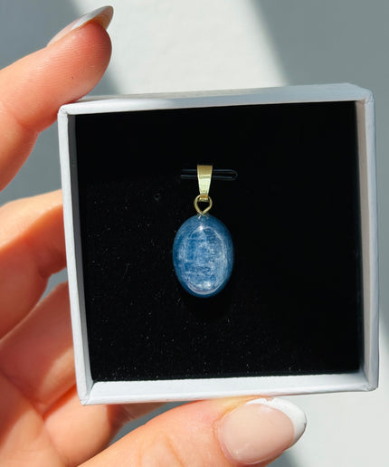 Disthen (Kyanit) Cabochon Kettenanhänger