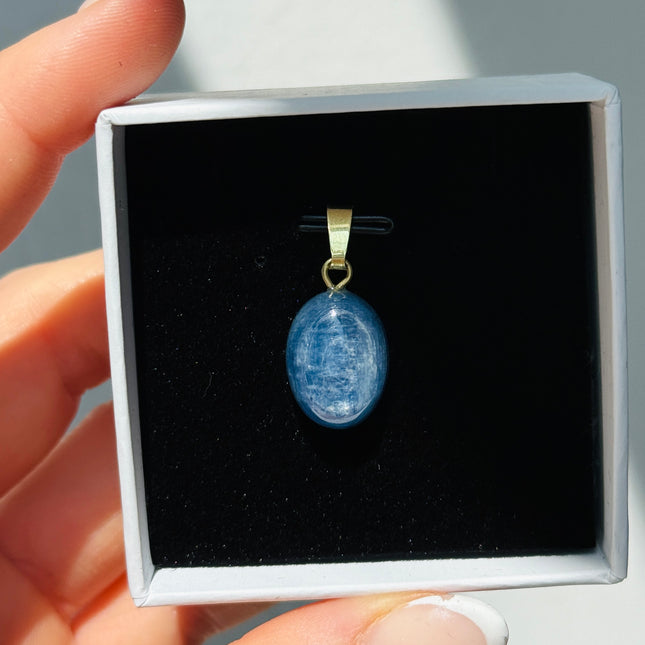 Disthen (Kyanit) Cabochon Kettenanhänger