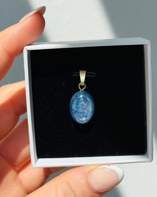 Disthen (Kyanit) Cabochon Kettenanhänger