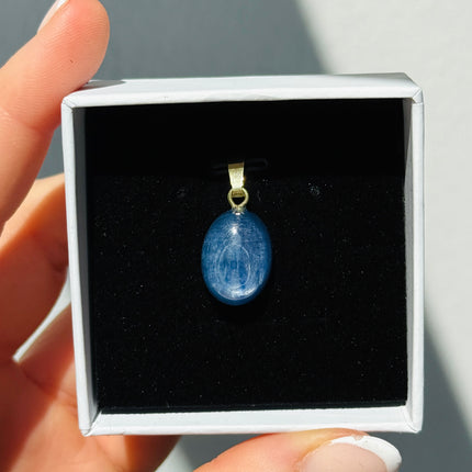 Disthen (Kyanit) Cabochon Kettenanhänger