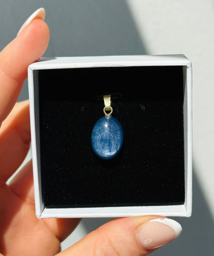 Disthen (Kyanit) Cabochon Kettenanhänger