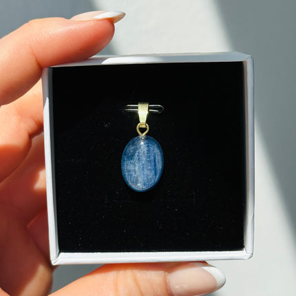 Disthen (Kyanit) Cabochon Kettenanhänger