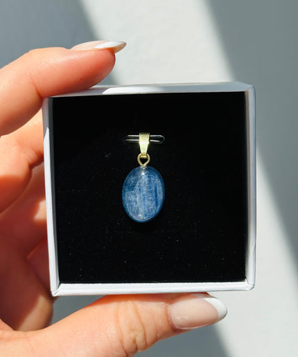 Disthen (Kyanit) Cabochon Kettenanhänger
