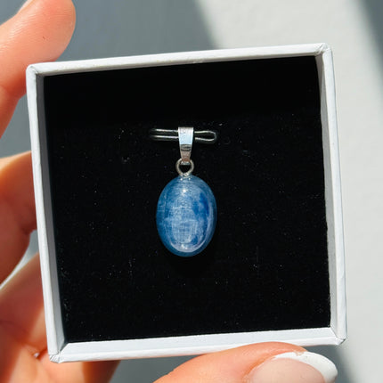 Disthen (Kyanit) Cabochon Kettenanhänger