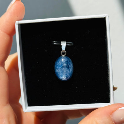 Disthen (Kyanit) Cabochon Kettenanhänger