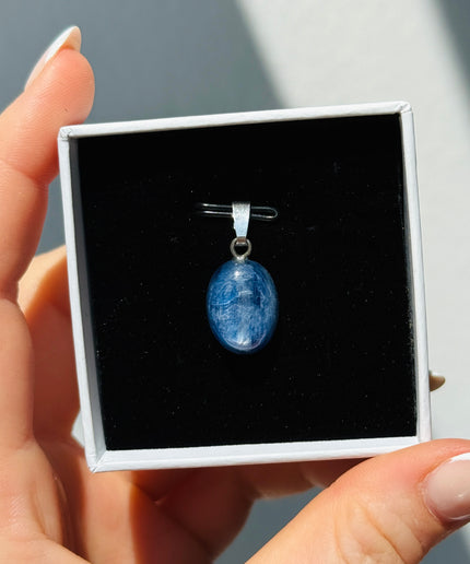 Disthen (Kyanit) Cabochon Kettenanhänger