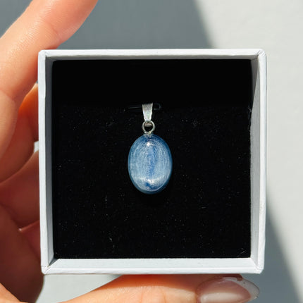 Disthen (Kyanit) Cabochon Kettenanhänger