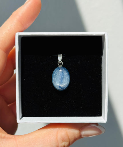 Disthen (Kyanit) Cabochon Kettenanhänger