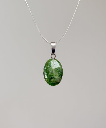 Chromdiopsid Cabochon Kettenanhänger