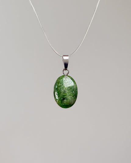 Chromdiopsid Cabochon Kettenanhänger