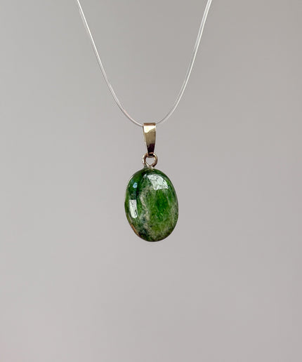 Chromdiopsid Cabochon Kettenanhänger