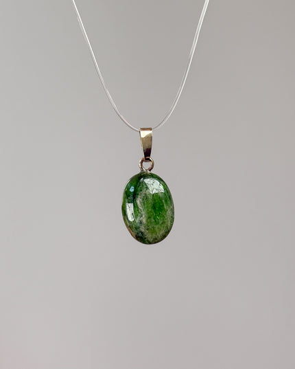 Chromdiopsid Cabochon Kettenanhänger