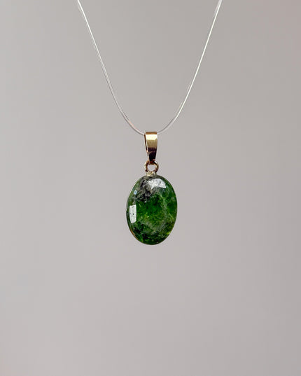 Chromdiopsid Cabochon Kettenanhänger