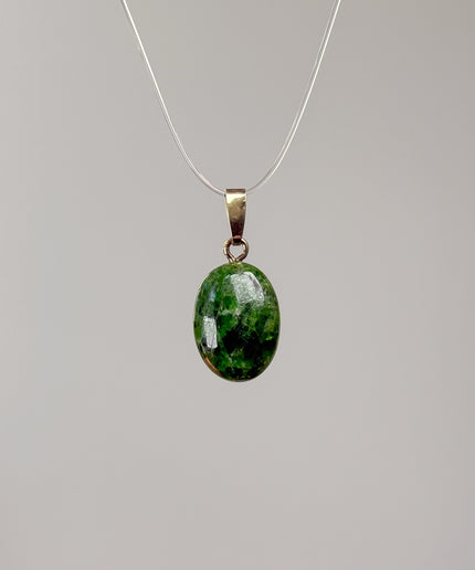 Chromdiopsid Cabochon Kettenanhänger