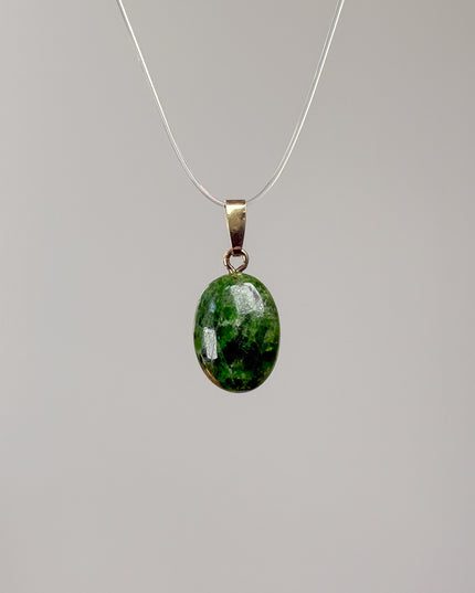 Chromdiopsid Cabochon Kettenanhänger