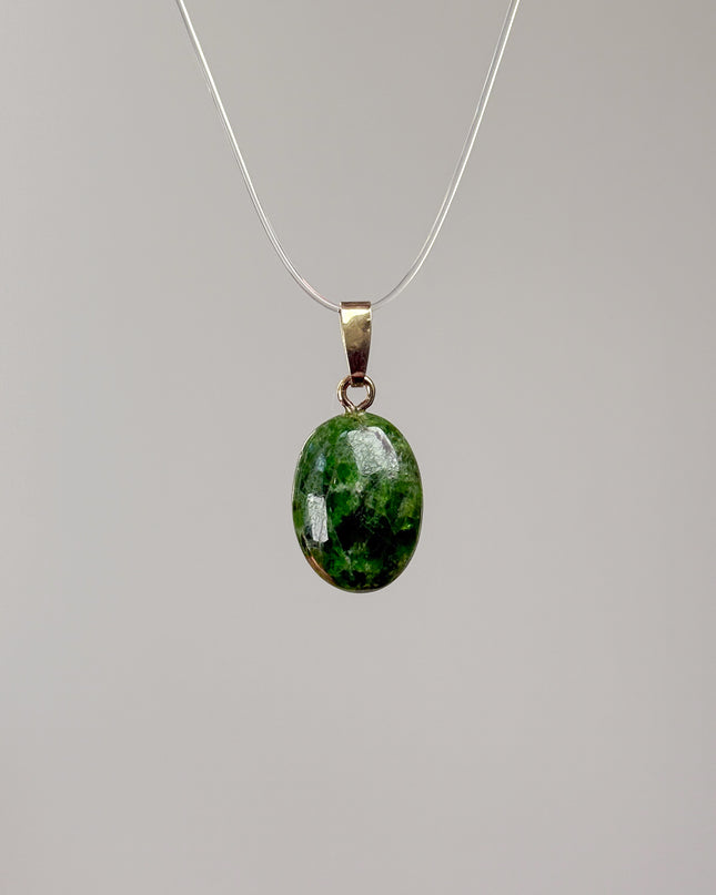 Chromdiopsid Cabochon Kettenanhänger