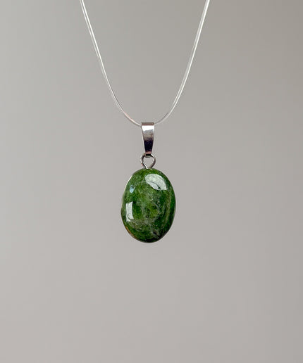 Chromdiopsid Cabochon Kettenanhänger