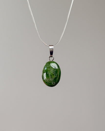 Chromdiopsid Cabochon Kettenanhänger