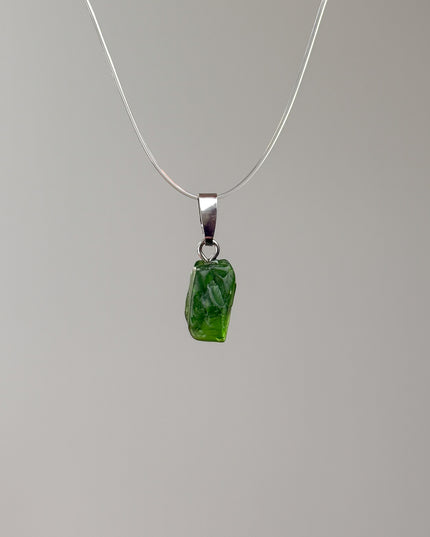 Chromdiopsid Rohstein Kettenanhänger