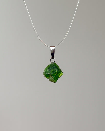 Chromdiopsid Rohstein Kettenanhänger