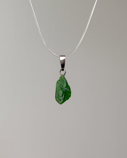 Chromdiopsid Rohstein Kettenanhänger