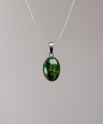 Chromdiopsid Cabochon Kettenanhänger
